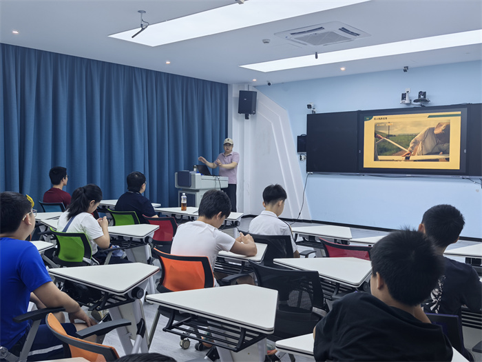 当非遗艺术碰撞高科技——曹杨职校开展2025年暑期上海市中小学生职业体验活动 
