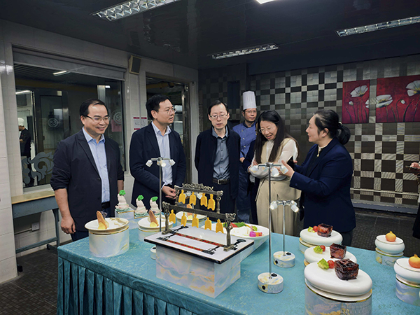 市教委职教处领导莅临曹杨职校调研