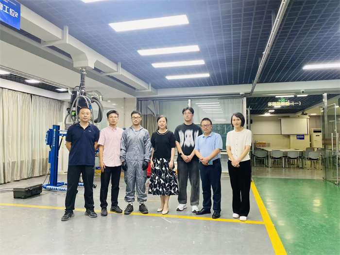 区人社局领导莅临曹杨职校指导第三届职业技能大赛工作