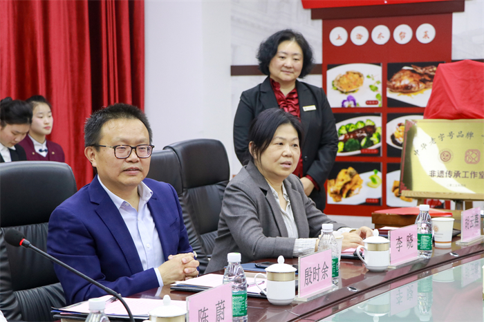 8听领导讲话.jpg