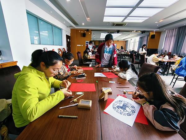 5指尖非遗 绘见匠心-非遗装饰摆台 (2).jpg 5指尖非遗 绘见匠心-非遗装饰摆台 (2).jpg