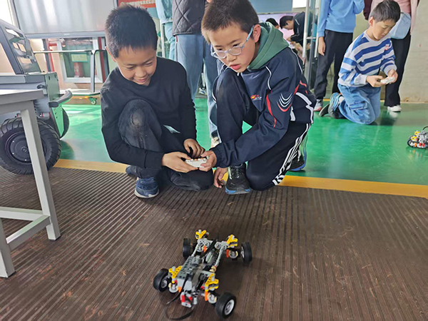 12 汽车魔法贴膜工坊 (3).jpg 12 汽车魔法贴膜工坊 (3).jpg