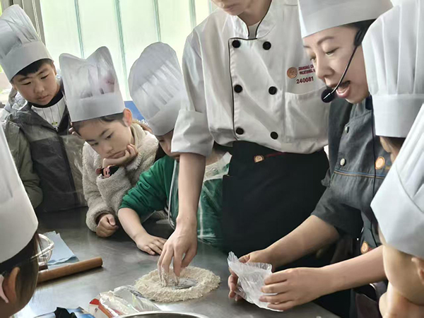 2 金鱼饺制作 (1).jpg 2 金鱼饺制作 (1).jpg