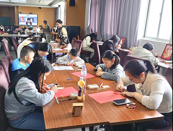 5指尖非遗 绘见匠心-非遗装饰摆台 (1).jpg 5指尖非遗 绘见匠心-非遗装饰摆台 (1).jpg